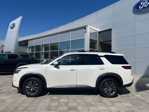 Used 2024 Nissan Pathfinder SV image 3