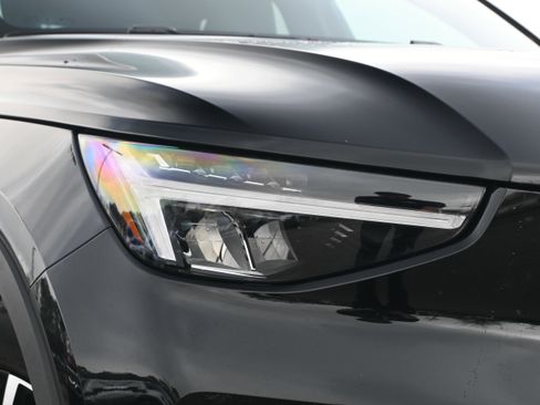 Used 2025 Volvo XC40 B5 Core image 26