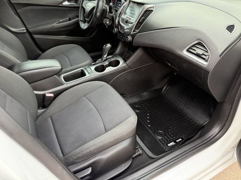 Used 2017 Chevrolet Cruze LT image 20