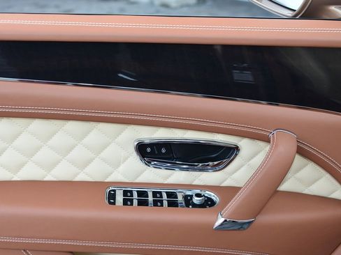 Used 2017 Bentley Bentayga image 12