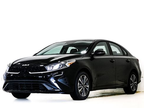 Used 2024 Kia Forte LXS w/ LXS Technology Package FWD image 3