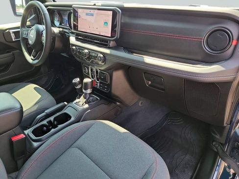 Used 2025 Jeep Gladiator Rubicon w/ Convenience Group AWD/4WD image 38