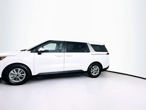 Used 2024 Kia Carnival LX image 4
