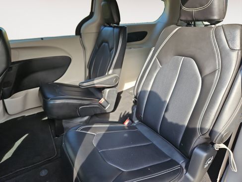 Used 2024 Chrysler Pacifica Touring-L image 13