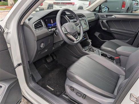 Used 2022 Volkswagen Tiguan SE w/ Panoramic Sunroof Package image 11