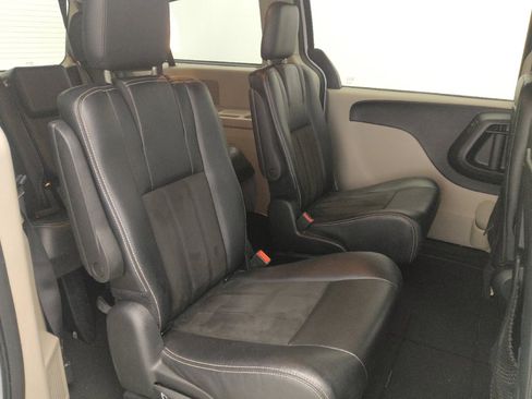 Used 2019 Dodge Grand Caravan SXT image 19