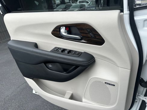 Used 2023 Chrysler Pacifica Limited w/ Uconnect Theater Family Group FWD image 21