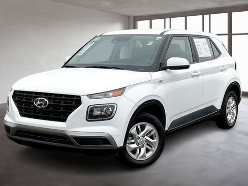 Certified 2025 Hyundai Venue SE image 3