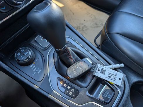 Used 2021 Jeep Cherokee Trailhawk image 30