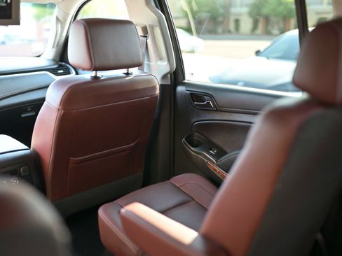 Used 2020 Chevrolet Suburban Premier w/ Premier Plus Edition AWD/4WD image 16