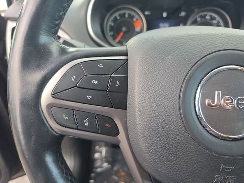 Used 2019 Jeep Cherokee Limited image 24