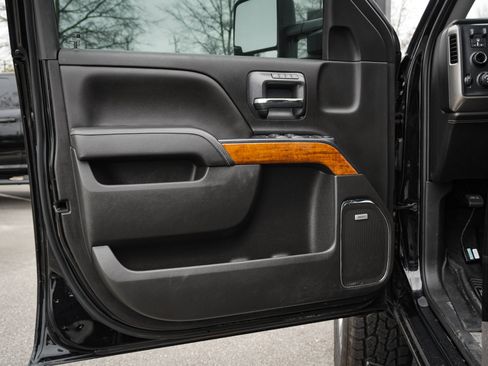 Used 2018 Chevrolet Silverado 1500 High Country image 14