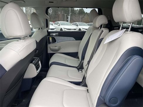 New 2026 Kia Carnival EX image 4