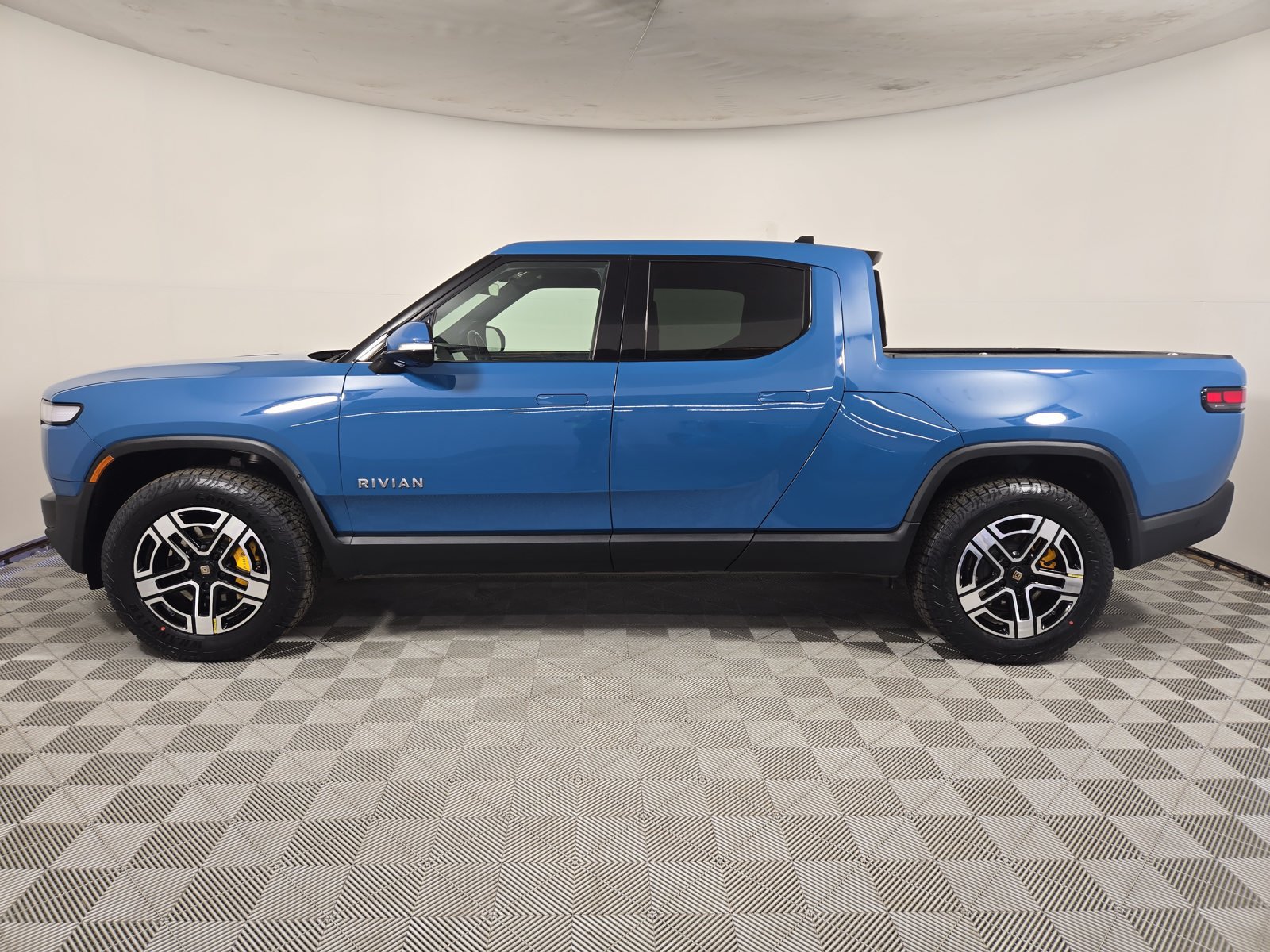 Used 2022 Rivian R1T Adventure AWD/4WD image 2