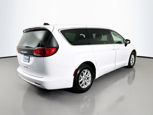 Used 2023 Chrysler Voyager LX FWD image 8