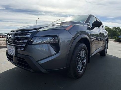 Used 2025 Nissan Rogue S image 9