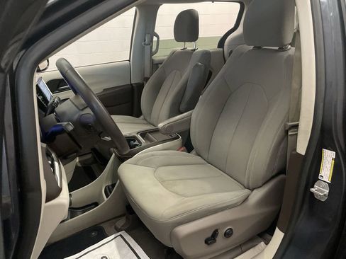 Used 2020 Chrysler Pacifica Touring w/ Advanced Safetytec Group image 13