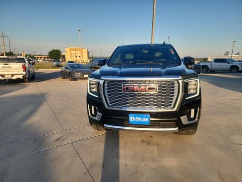 Used 2022 GMC Yukon Denali w/ Advanced Technology Package image 2