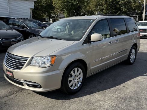 Used 2016 Chrysler Town & Country Touring w/ Driver Convenience Group image 2