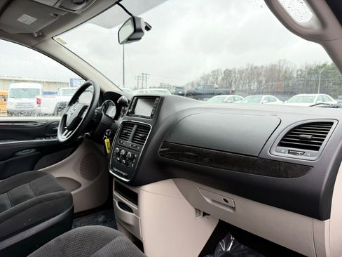 Used 2018 Dodge Grand Caravan SE w/ UConnect Hands-Free Group image 25
