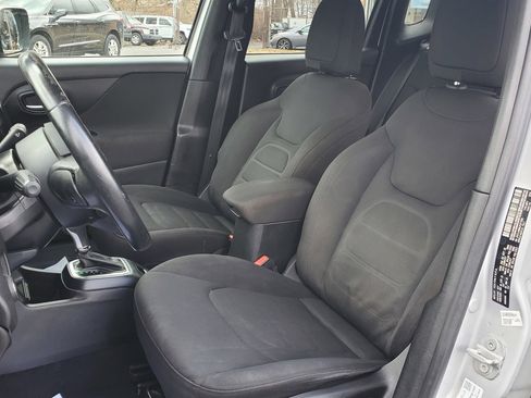 Used 2018 Jeep Renegade Latitude image 18