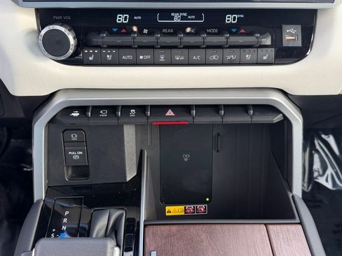 Used 2025 Toyota Sequoia Capstone image 20