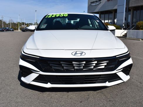 Used 2025 Hyundai Elantra SEL image 4