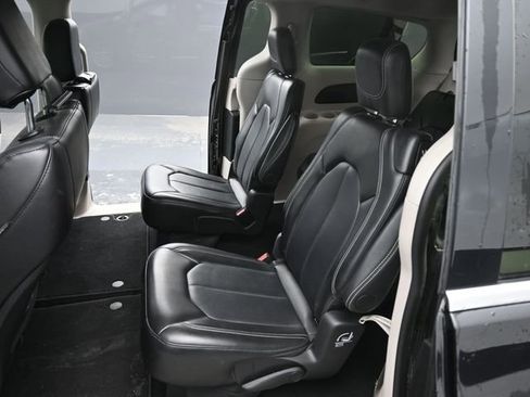 Used 2024 Chrysler Pacifica Touring-L image 13