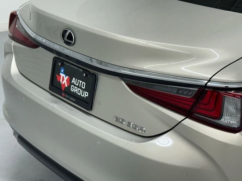 Used 2020 Lexus ES 350 w/ Premium Package image 10