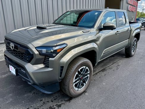 Certified 2025 Toyota Tacoma TRD Sport w/ TRD Sport Premium Package AWD/4WD image 9