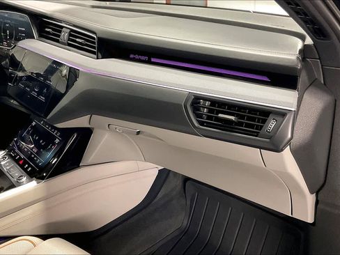 Used 2024 Audi Q8 e-tron Prestige w/ Prestige Package image 17