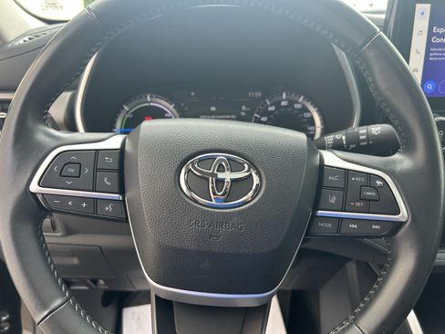 Used 2024 Toyota Highlander XLE AWD/4WD image 26