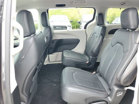 Used 2018 Chrysler Pacifica Touring-L FWD image 13