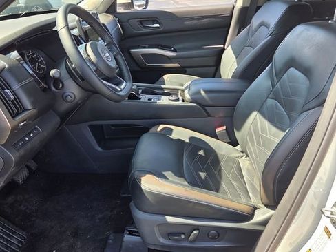 Used 2023 Nissan Pathfinder Platinum w/ Black Appearance Package AWD/4WD image 4
