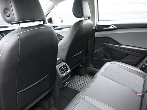 Used 2023 Volkswagen Taos SE w/ Panoramic Sunroof Package FWD image 24