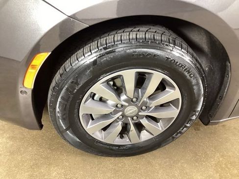 Used 2019 Chrysler Pacifica Touring-L FWD image 35
