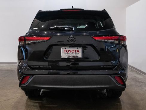 Used 2021 Toyota Highlander XLE AWD/4WD image 8