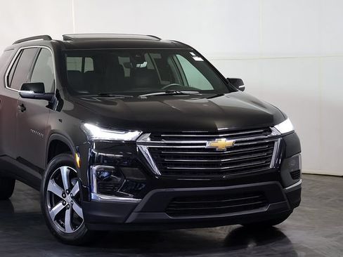Used 2023 Chevrolet Traverse LT w/ LT Premium Package FWD image 6