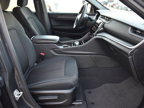 Used 2024 Jeep Grand Cherokee Laredo w/ Trailer Tow Package image 59