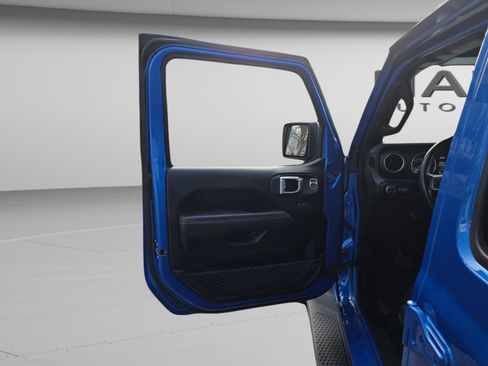 Used 2020 Jeep Gladiator Overland image 10