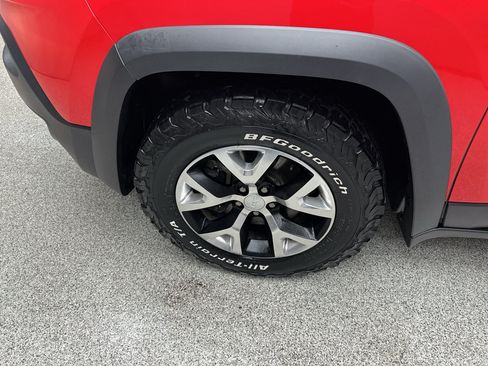 Used 2018 Jeep Cherokee Trailhawk w/ Cold Weather Group AWD/4WD image 2