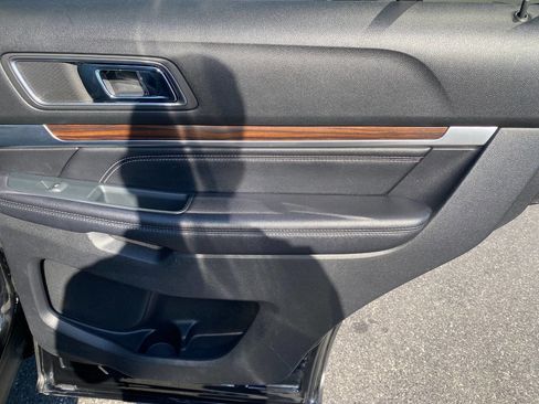 Used 2018 Ford Explorer Limited image 32