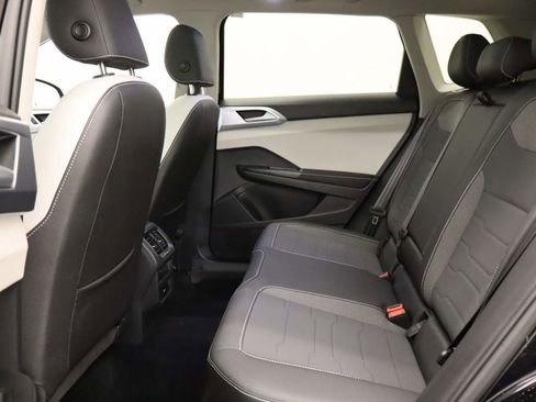 Used 2025 Volkswagen Taos SE w/ Panoramic Sunroof Package FWD image 17