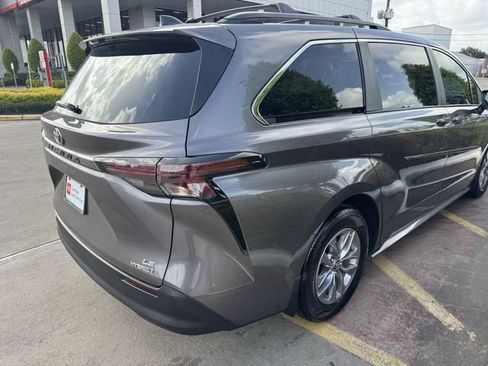 Used 2024 Toyota Sienna LE FWD image 7