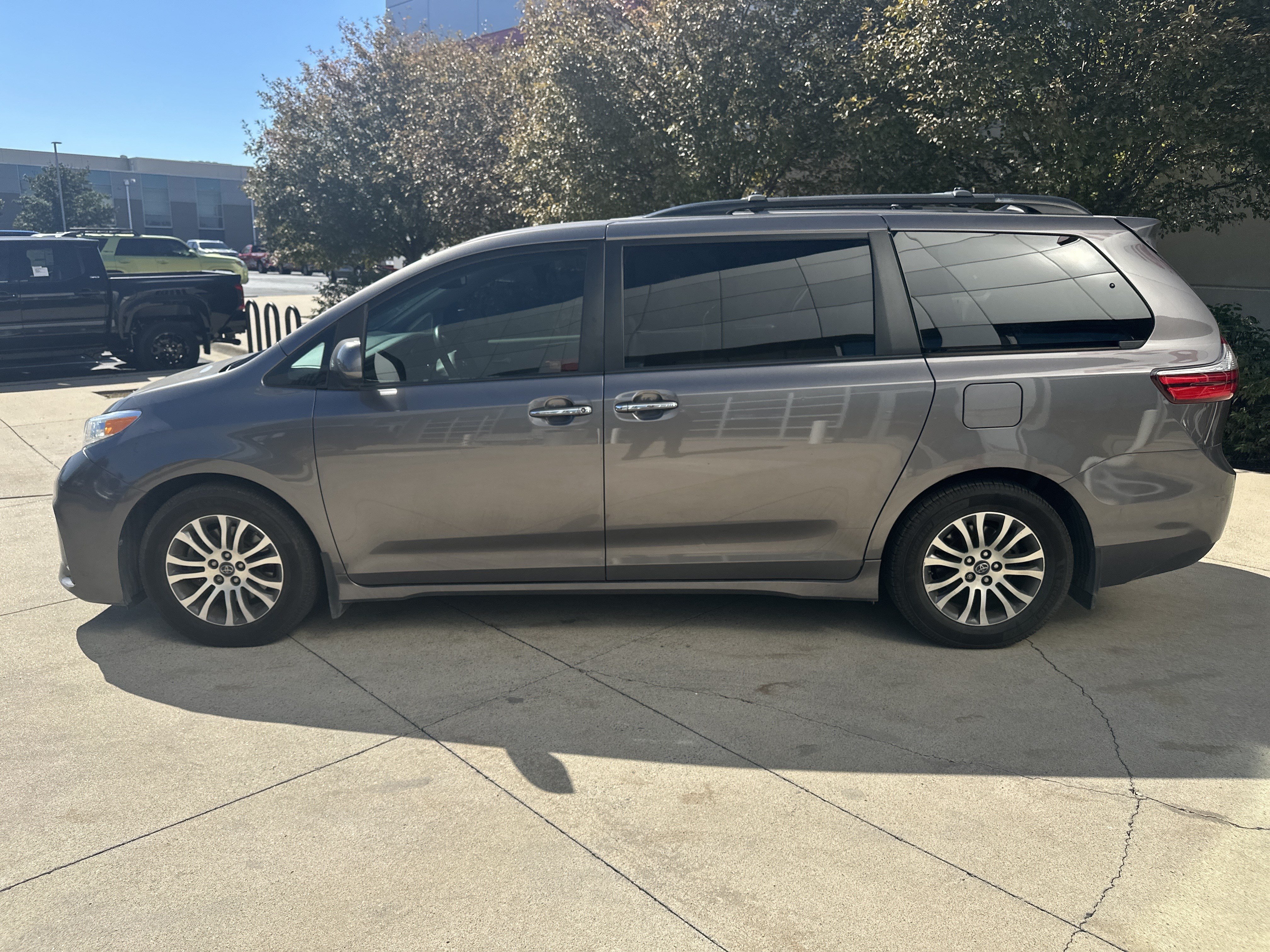 Used 2018 Toyota Sienna XLE w/ XLE Navigation Package FWD image 9