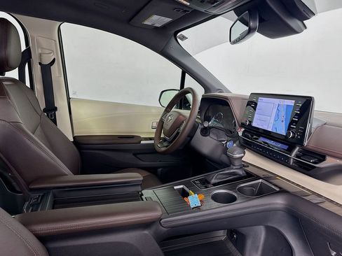 Used 2022 Toyota Sienna Platinum image 38