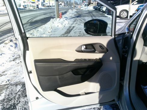 Used 2024 Chrysler Pacifica Touring-L image 15