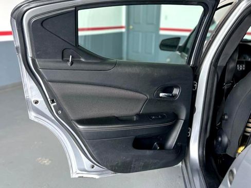 Used 2013 Dodge Avenger SE image 16