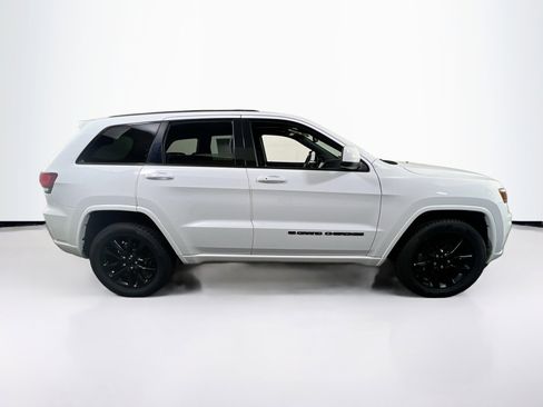 Used 2022 Jeep Grand Cherokee Laredo X image 4