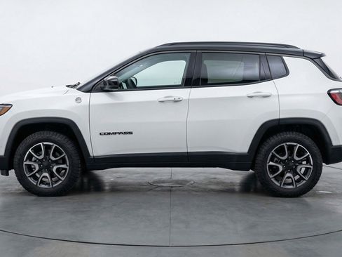 Used 2025 Jeep Compass Trailhawk image 5